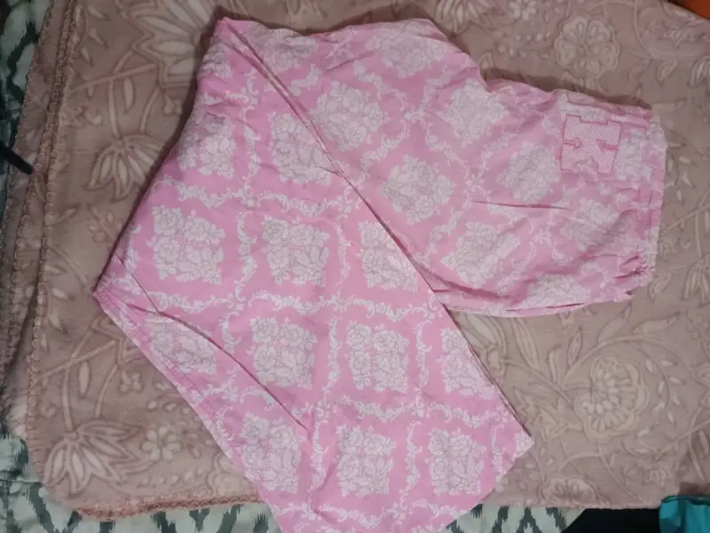 Pantalones rosados con diseño - 3