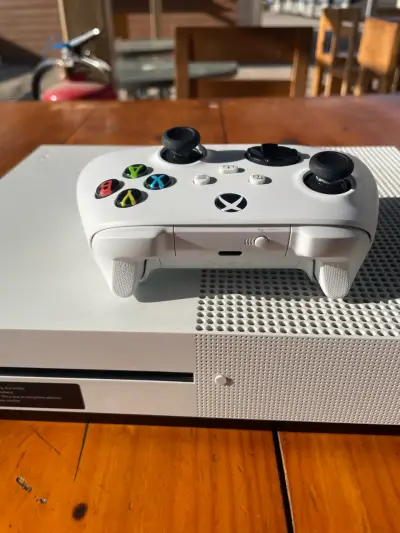 Consola Xbox One S con control - miniatura 3