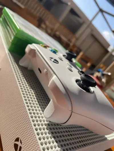 Consola Xbox One S con control - miniatura 6