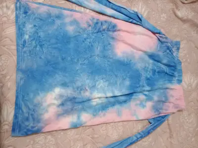 Conjunto Top deportivo tie-dye colorido y falda - miniatura 2