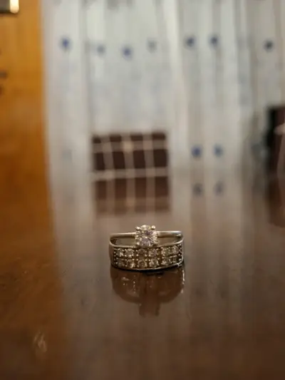 Anillo de compromiso con diamantes - miniatura 1