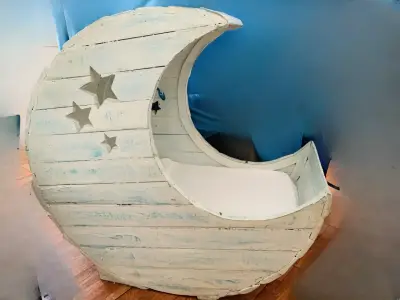 Cuna de madera forma de luna - miniatura 1