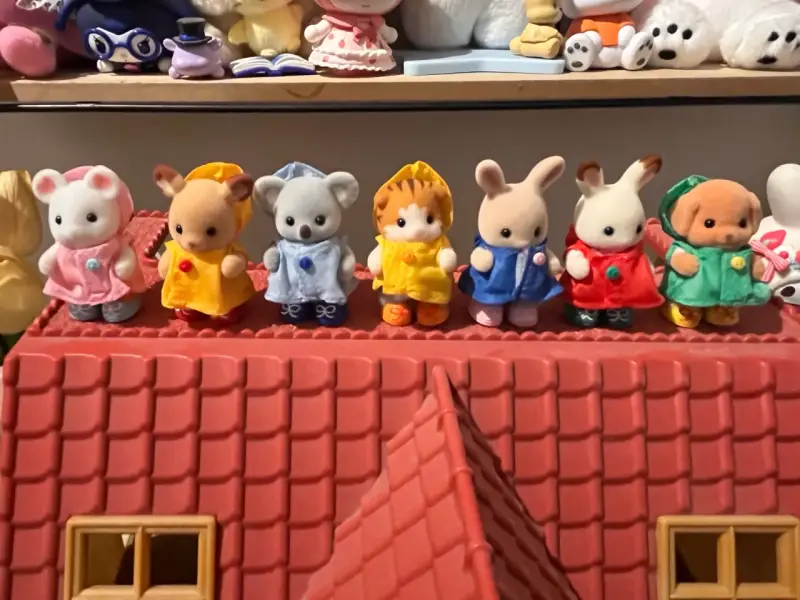 Figuras Sylvanian Families en impermeable
