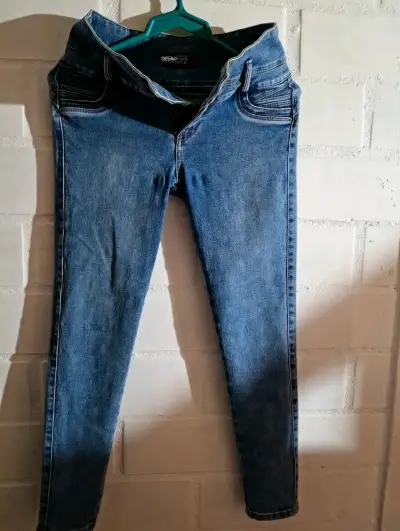 Jeans azules en buen estado - miniatura 1