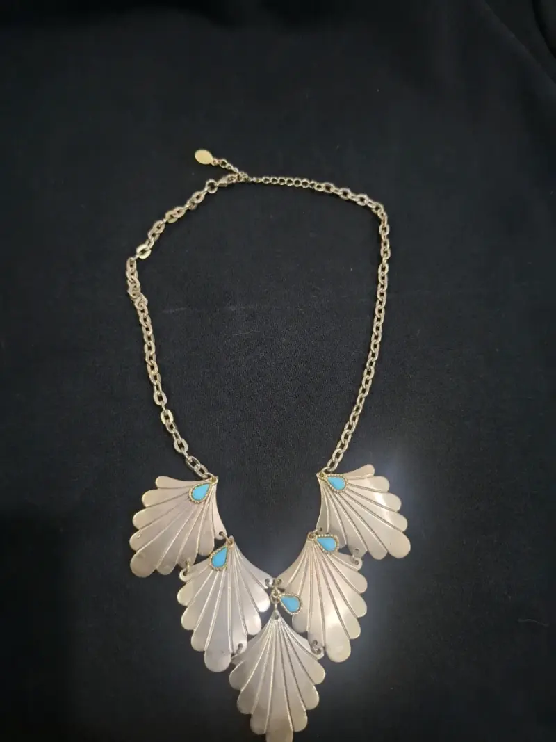 Collar de colgantes dorados y turquesa - 1