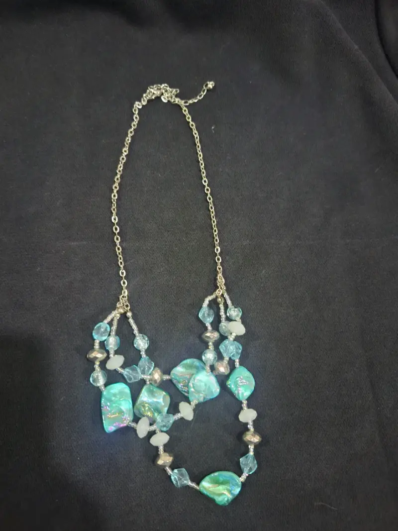 Collar de colgantes dorados y turquesa - 2