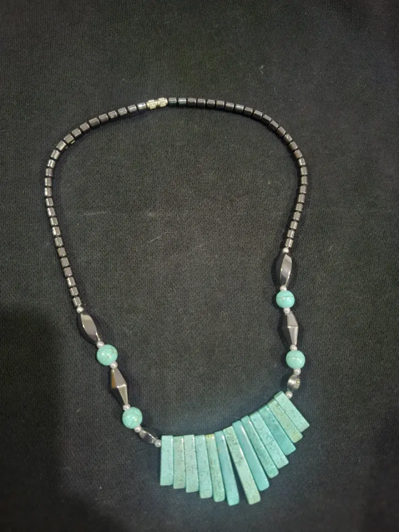 Collar de colgantes dorados y turquesa - 3