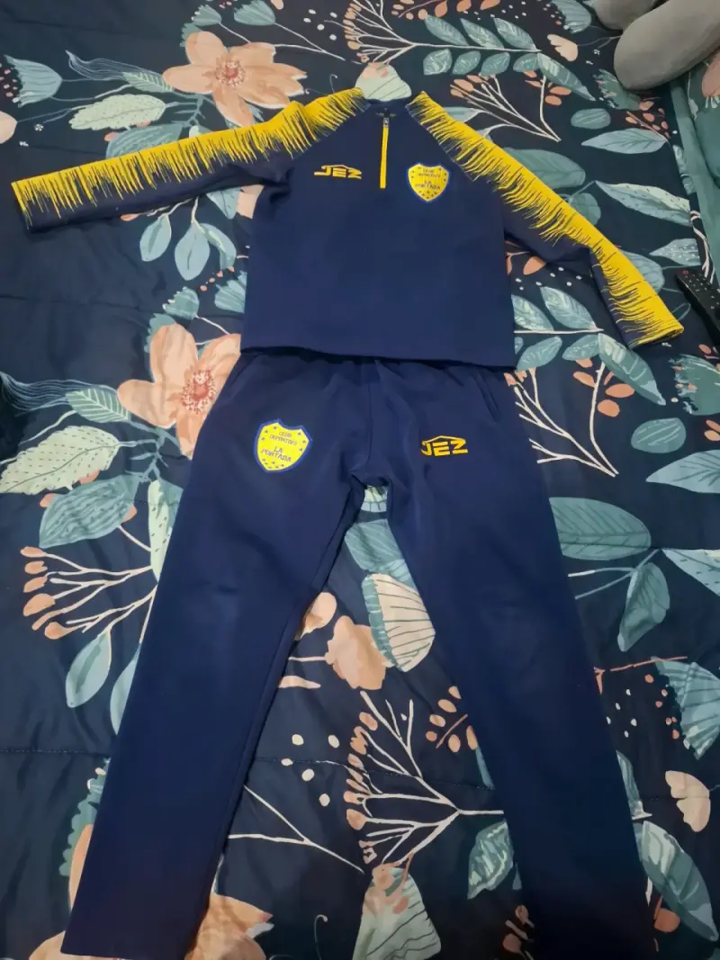 Conjunto deportivo azul con logos - 1