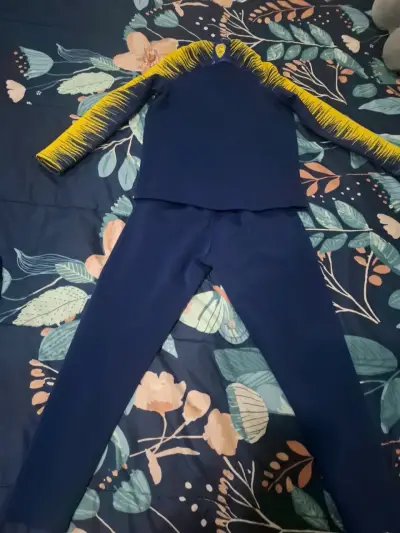Conjunto deportivo azul con logos - miniatura 2