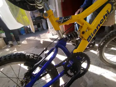 Bicicleta infantil Bianchi amarilla - miniatura 2