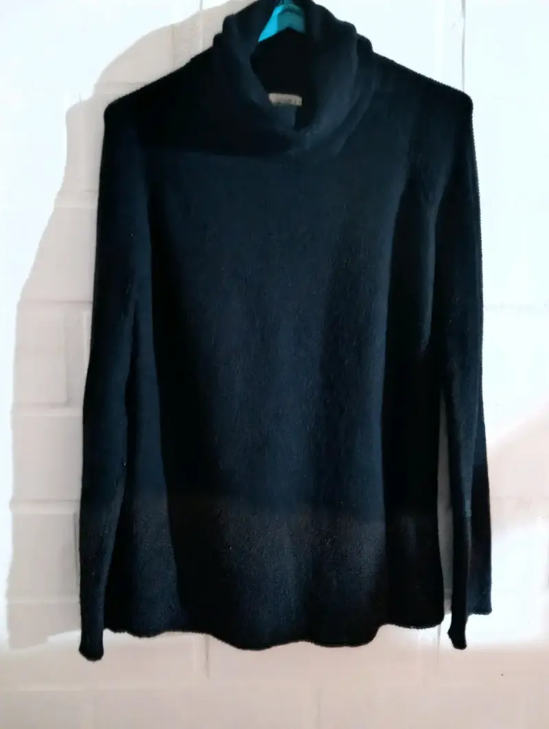 Suéter negro de cuello alto desde los $2000 - 1