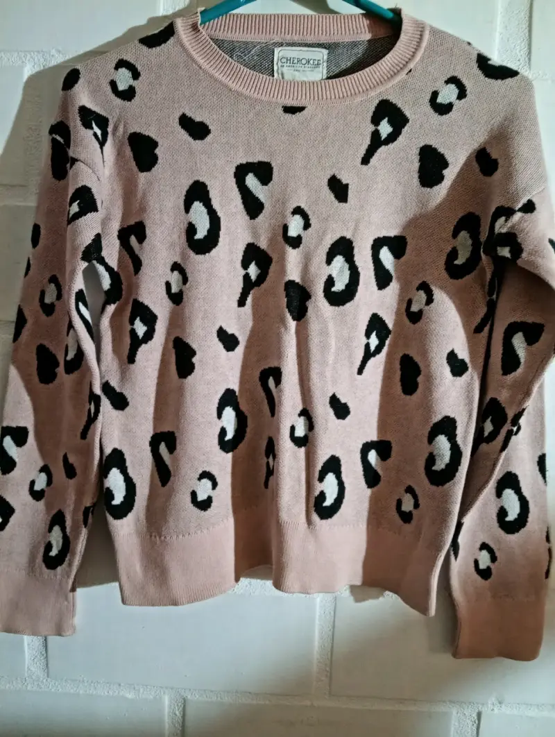 Suéter negro de cuello alto desde los $2000 - 2