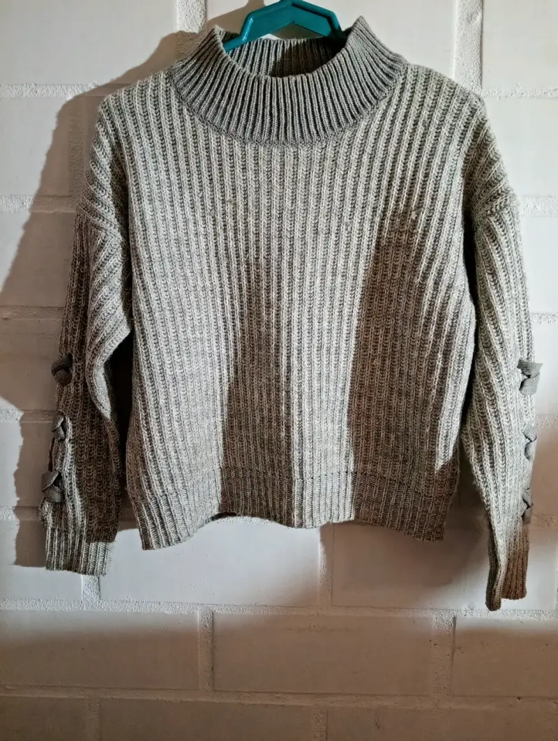 Suéter negro de cuello alto desde los $2000 - 6