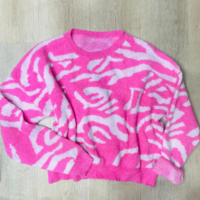 Sweater rosado con patrón blanco