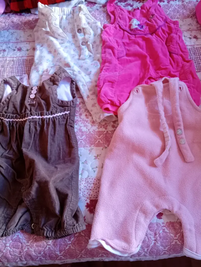 Ropa y pañales variados - 3