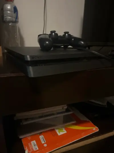Consola de videojuegos con mando - miniatura 2