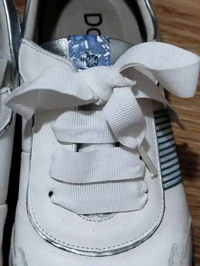 Zapatillas blancas con lazo - miniatura 1