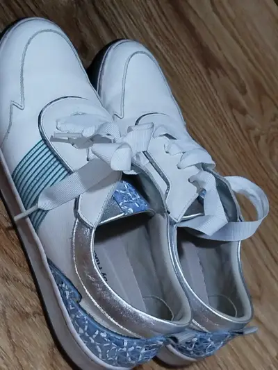 Zapatillas blancas con lazo - miniatura 2