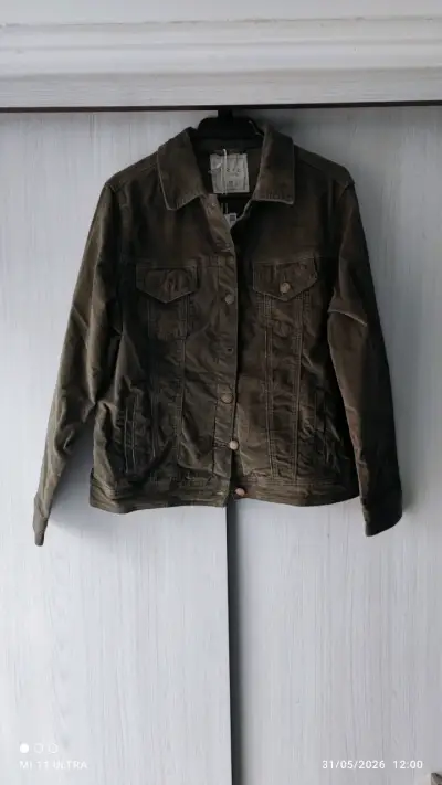 Chaqueta de mezclilla café pantalon cotelé verde. - miniatura 1