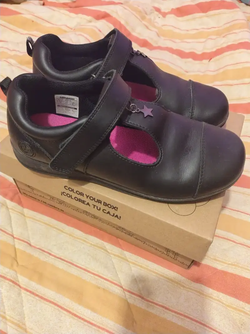 Zapatos escolares negros para niña