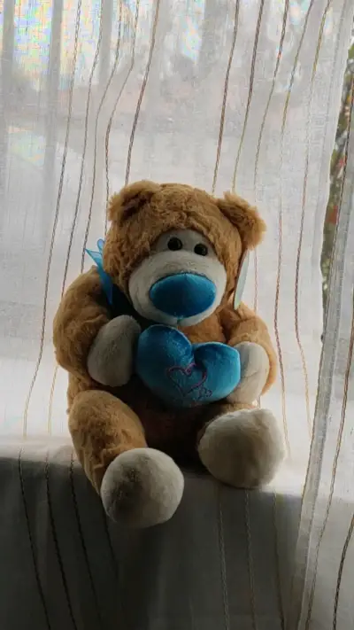 Osito de peluche con corazón azul - miniatura 1