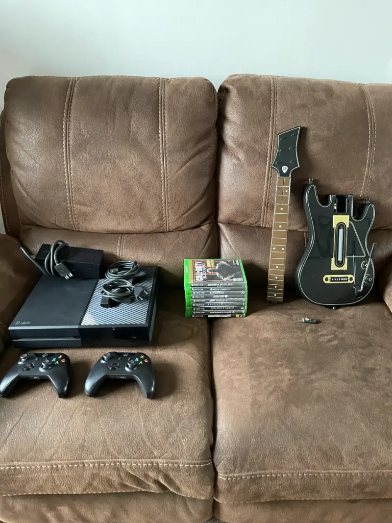 Consola Xbox One + Juegos + Guitar Hero - 1