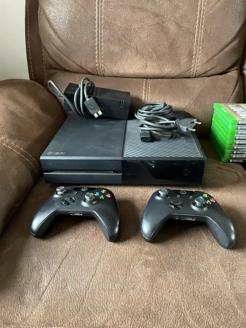 Consola Xbox One + Juegos + Guitar Hero - 2