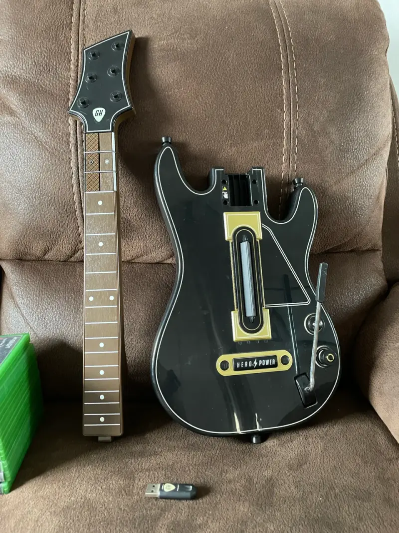 Consola Xbox One + Juegos + Guitar Hero - 4