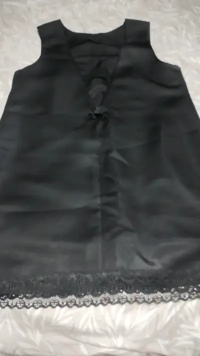 Vestido negro con encaje - miniatura 1