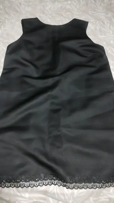 Vestido negro con encaje - miniatura 2