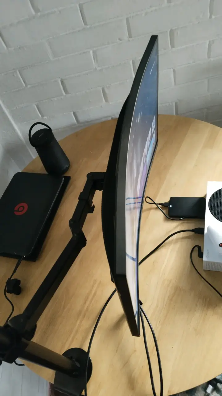 Monitor curvo con soporte ajustable - 1