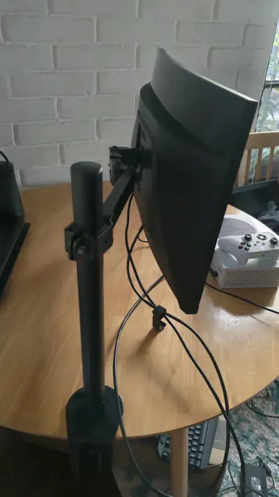 Monitor curvo con soporte ajustable - miniatura 2