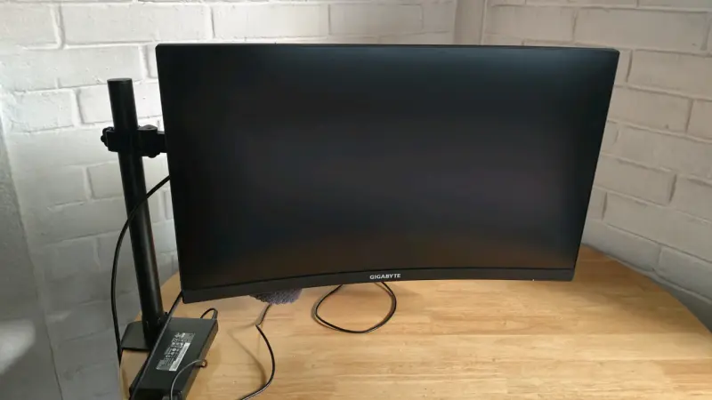 Monitor curvo con soporte ajustable - 3