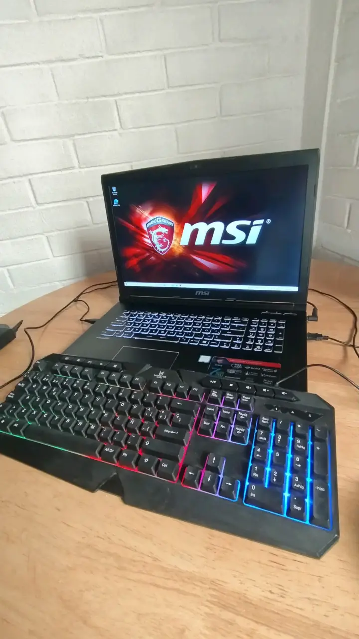 Laptop MSI gaming con teclado incluido - 1