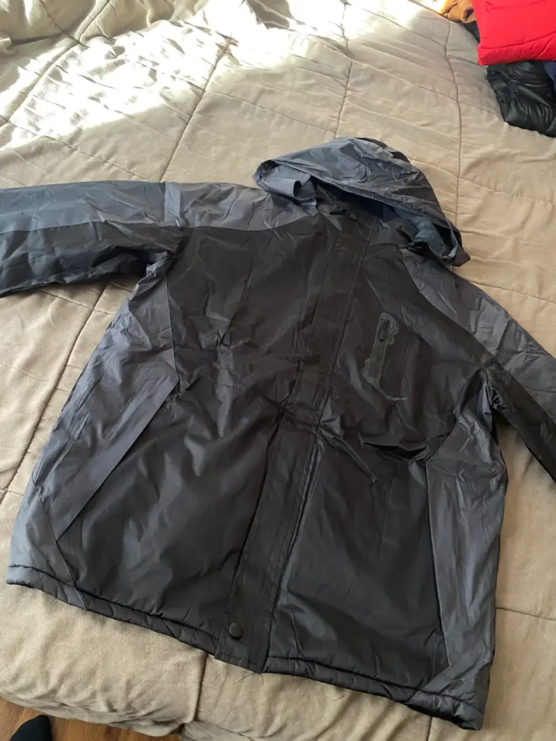 Chaqueta impermeable negra con capucha - 1