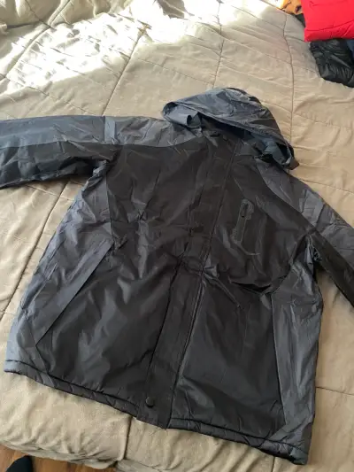 Chaqueta impermeable negra con capucha - miniatura 1