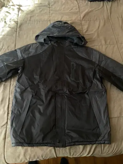 Chaqueta impermeable negra con capucha - miniatura 2