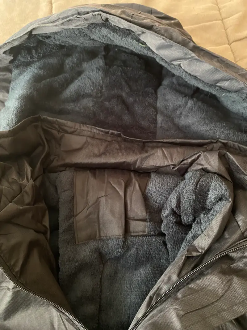 Chaqueta impermeable negra con capucha - 3