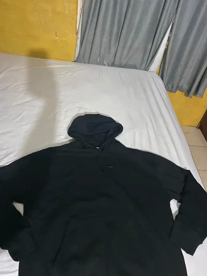 Polerón negro con capucha - 1