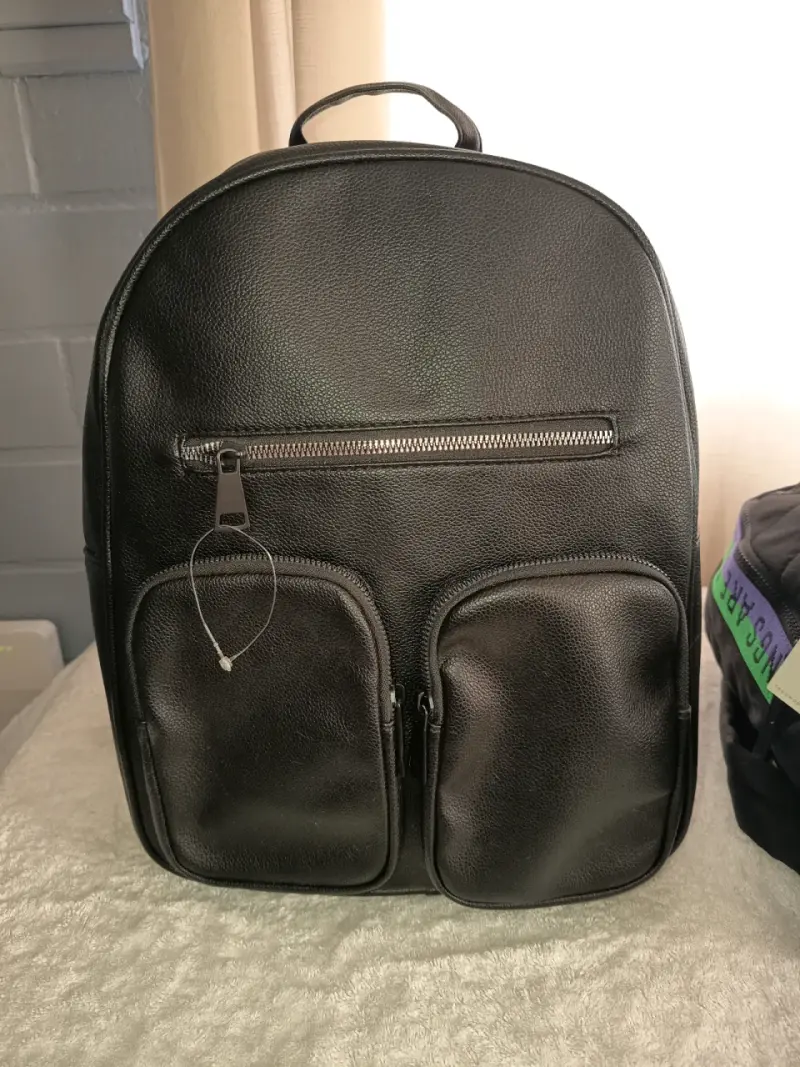 Mochila negra con bolsillos - 1
