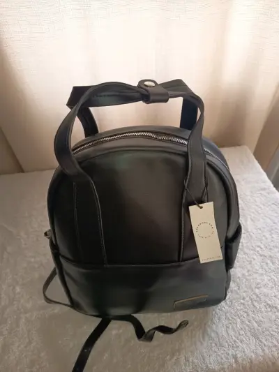 Mochila negra con bolsillos - miniatura 3