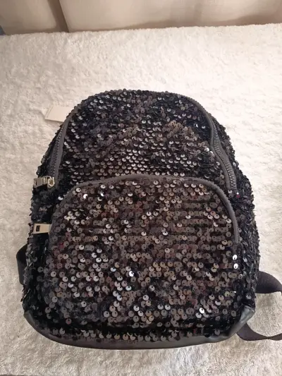 Mochila negra con bolsillos - miniatura 4
