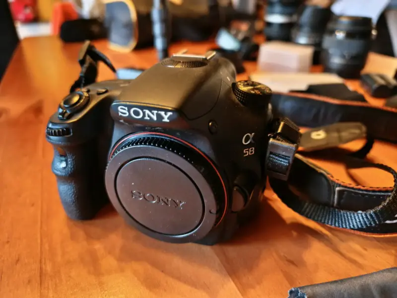 CÁMARA FOTOGRÁFICA SONY ALPHA 58 + KIT FOTOGRÁFICO - 1