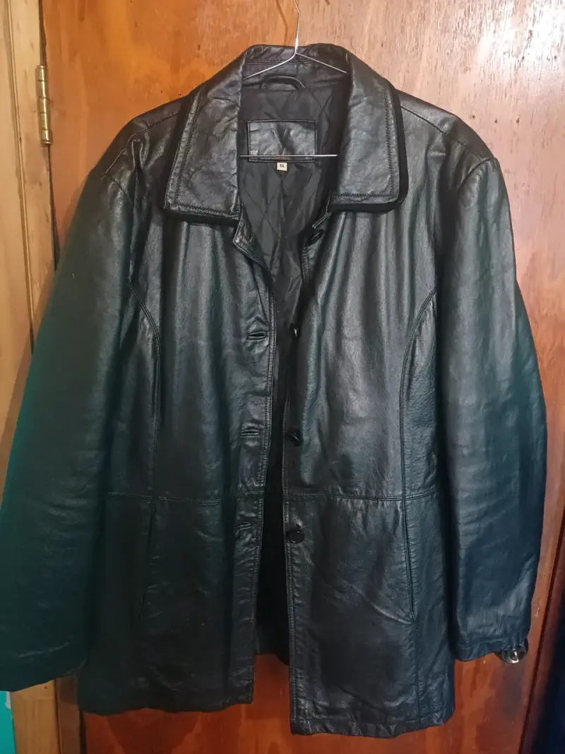 Abrigo de cuero negro