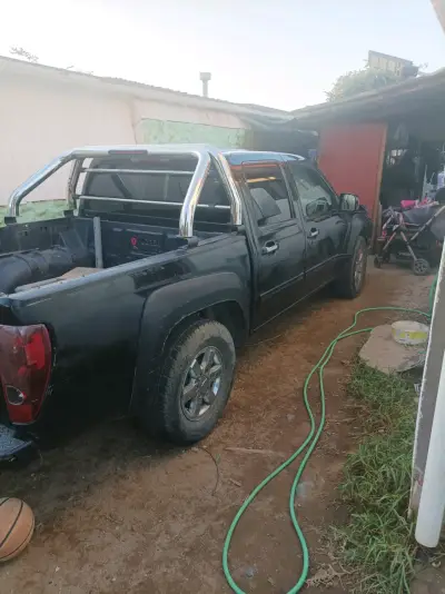 Camioneta negra en buen estado - miniatura 2