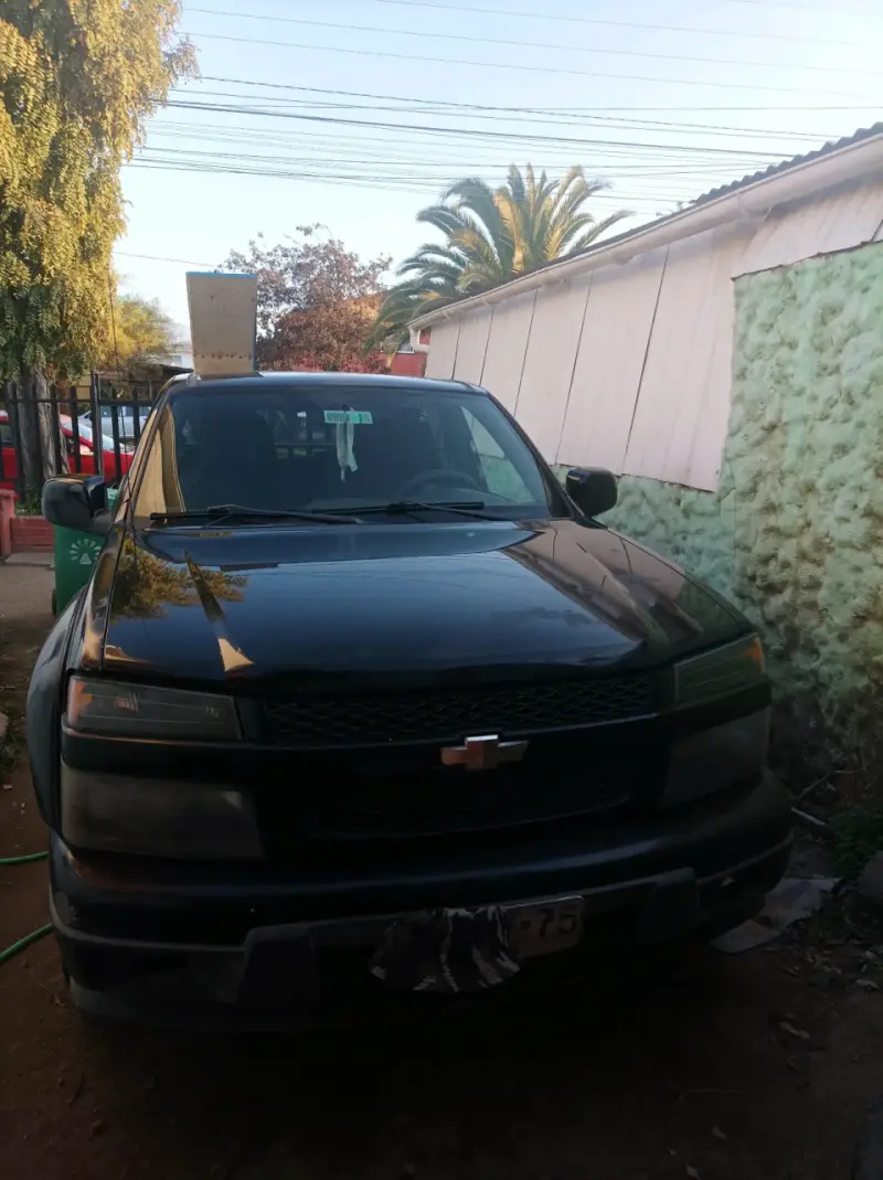 Camioneta negra en buen estado - 4