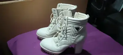 Botines blancos con taco alto Guess - miniatura 1