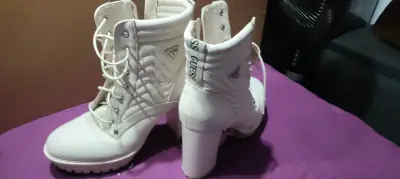Botines blancos con taco alto Guess - miniatura 2