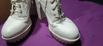Botines blancos con taco alto Guess - miniatura 3