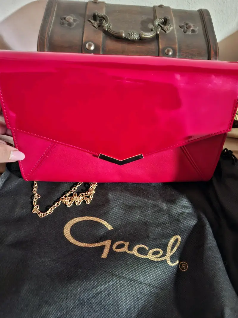 Cartera sobre roja elegante